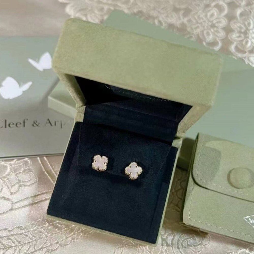 💎Van Cleef & Arpels 💎Vintage Alhambra white stud earrings